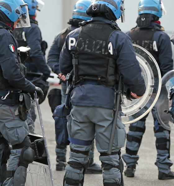 Polizia in tenuta antisommossa